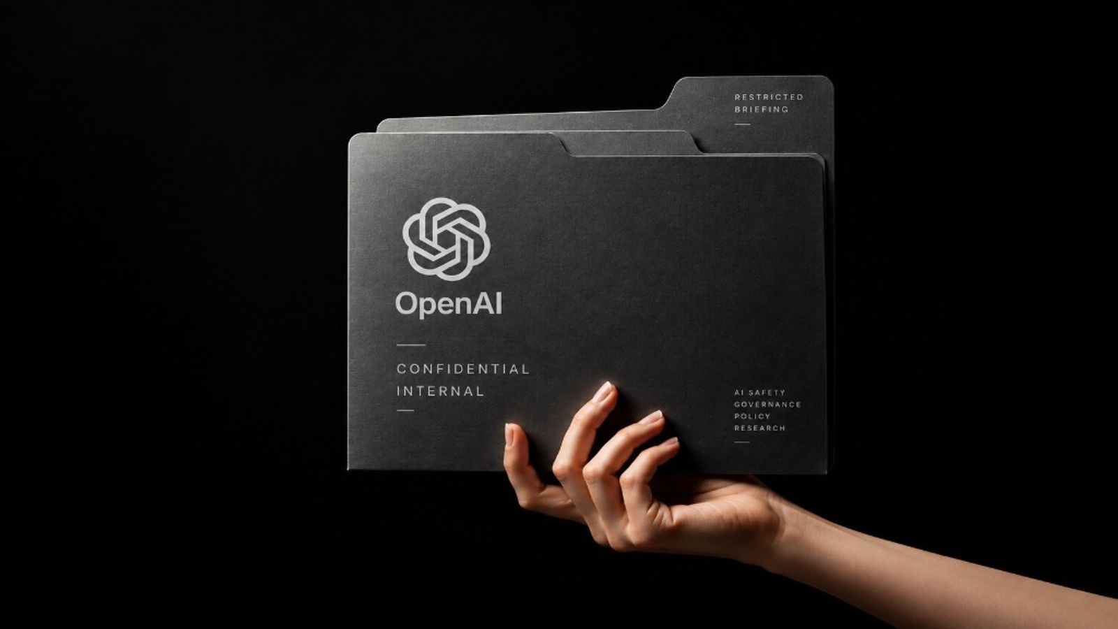 Illustration d'une main tenant trois chemises grises au logo OpenAI, marquées confidentiel et briefing restreint, sur fond noir.